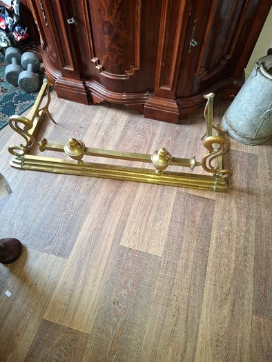 Beautiful Antique Victorian Art Nouveau Brass Fireplace Fender features ornate scrolling end terminals and central urn finials,