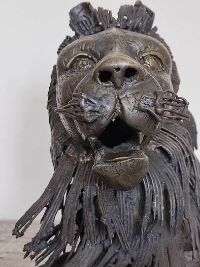 Large sculpture of bronze Lion.Weight: 7.450 kg