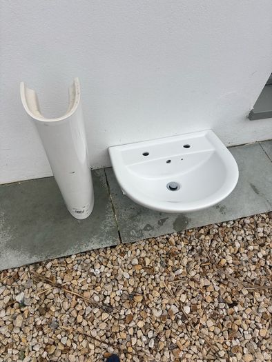 sink pedestal and taps