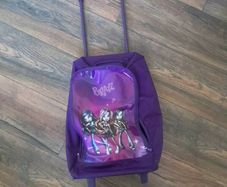 2 kids bags. 1 rolly suitcase and 1 drawstring. Rolls is 10euro and string bag 5