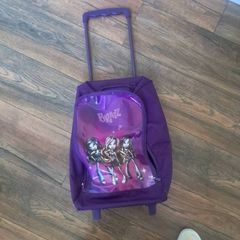2 kids bags. 1 rolly suitcase and 1 drawstring. Rolls is 10euro and string bag 5