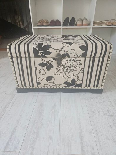 Chaise Lounge with Matching Trunk