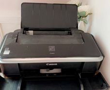 Canon printer, perfect condition bar (1 little clip broke from paper holder)