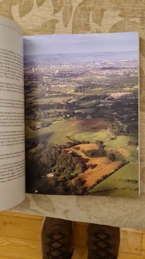 Hidden History Below Our Feet. By Ruairi O Baoill. The Archaeological Story Of Belfast. Large Volume Book In Very Good Condition.