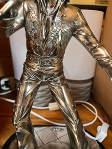 elvis statue