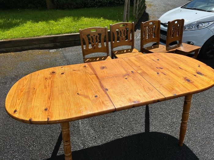 Dining Room Table & Chairs