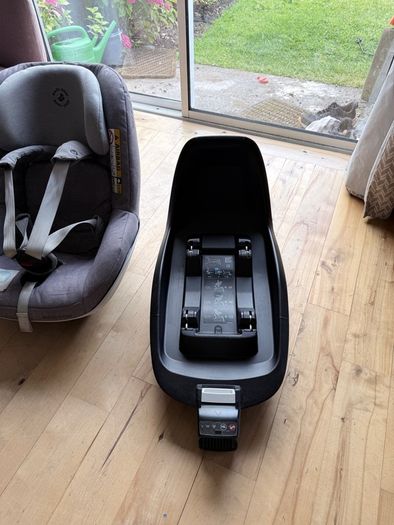 Maxi-Cosi Car Seat + 2wayFix ISOFIX Base