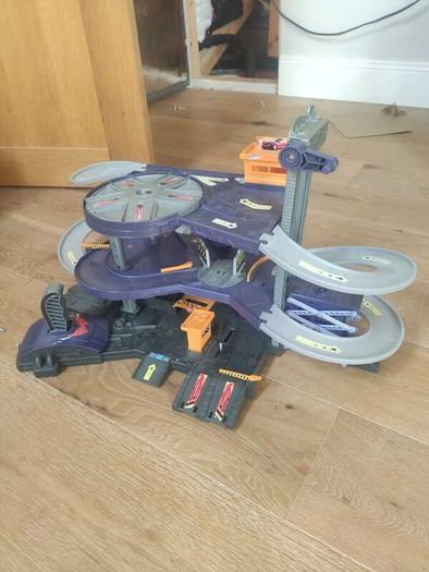 Hot Wheels Car Park & Track Set