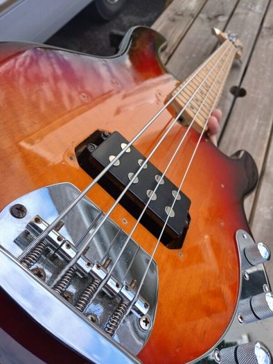 Bass guitar