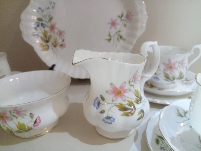 Richmond Bone China 21 piece Tea set 'Wild Anemone'