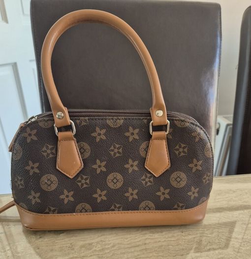 8 x Ladies Bags 7 of them New