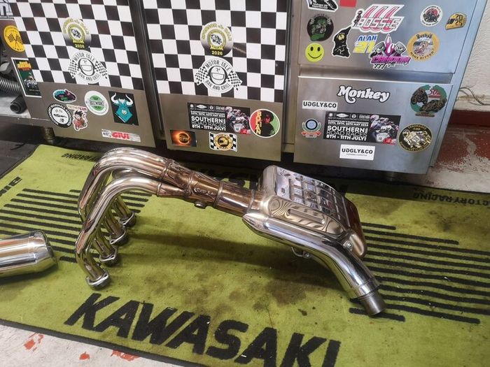 Kawasaki z900rs exhaust an seat