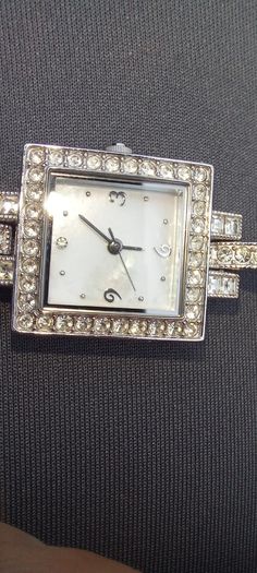 Vintage jewelry is sold individually for 5 to 10 euros