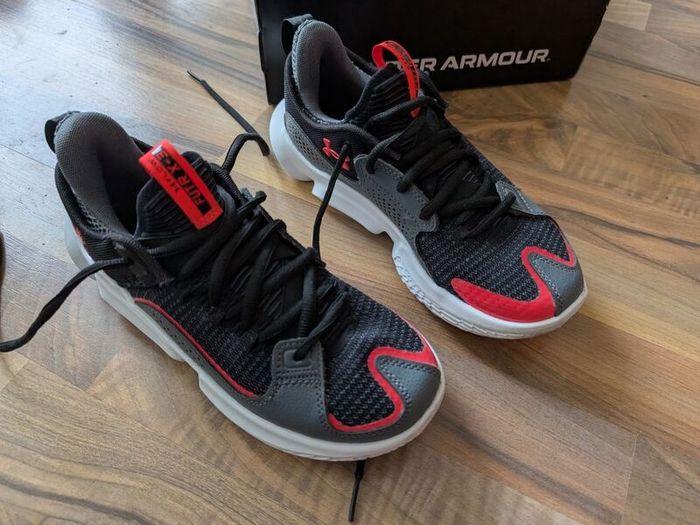 Under armour junior basketball shoes Size 4,5