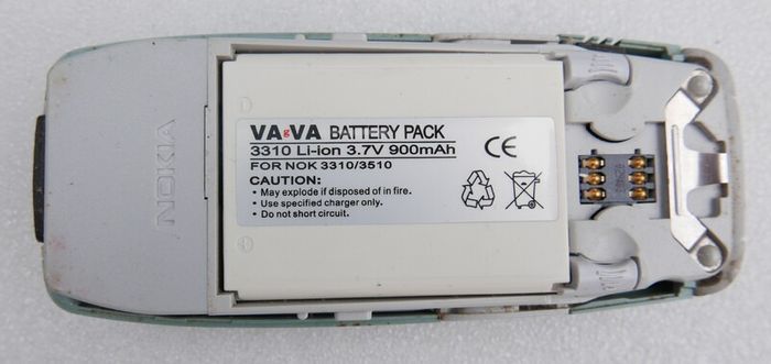 Vintage Nokia 6410 and charger