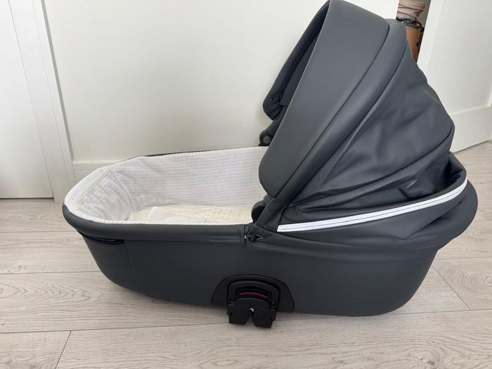 Premium Noordi Fjordi Leather 3-in-1 Pram & Car Seat (Plum) + Car Extras