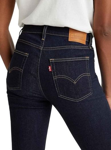 Levi's Women's 724 Jeans, High Rise Straight, Blue Wave Rinse, 31W / 30L, Size S - M