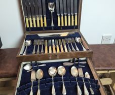 Vintage cutlery set in wooden box, bone handled knives. Arthur Price cutlery