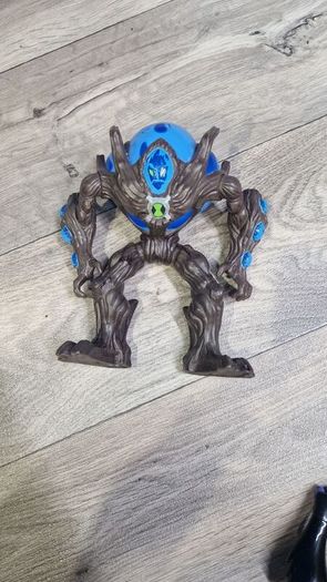 Big deluxe Ben 10 figures