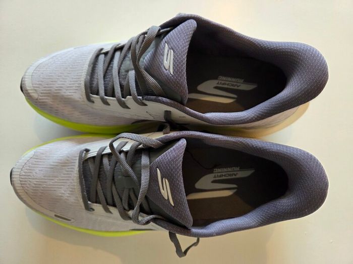 sketchers running shoes
