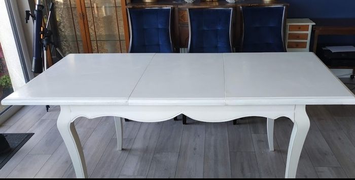Extendable solid dining table