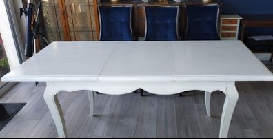 Extendable solid dining table
