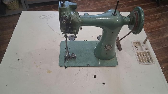 Max Lange KL 30 Industrial Pique Glove Sewing Machine