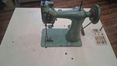 Max Lange KL 30 Industrial Pique Glove Sewing Machine