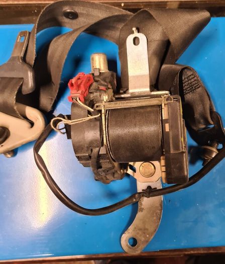 Nissan micra seat belt