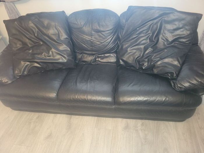Immaculate Condition Leather couch 3 seater & 2 Leather Arm Chairs
