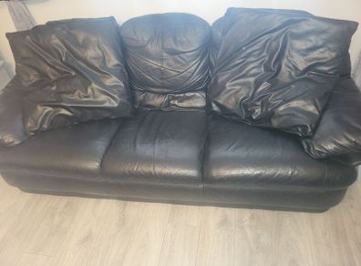 Immaculate Condition Leather couch 3 seater & 2 Leather Arm Chairs