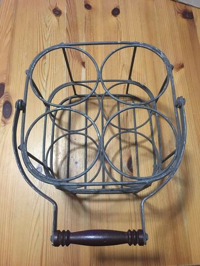 Four-Bottle Metal Wine Holder