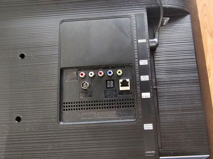 Samsung 32 inch LED smart TV, working but screen broken, can be repaired or for parts,