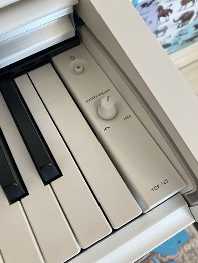 YAMAHA ARIUS 145 electric piano white