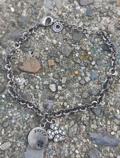 Vintage jewelry is sold individually for 5 to 10 euros.