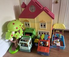 Bluey Light up house, jeep, pool, tree house and bin lorry