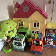 Bluey Light up house, jeep, pool, tree house and bin lorry