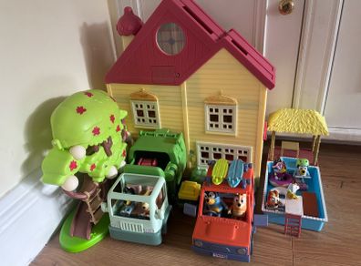 Bluey Light up house, jeep, pool, tree house and bin lorry