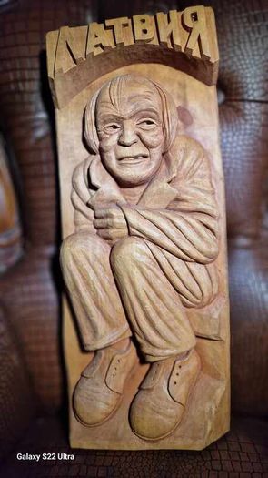 Sculptures, portraits made of wood.