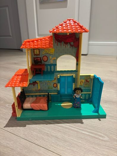 Encanto houses with figures