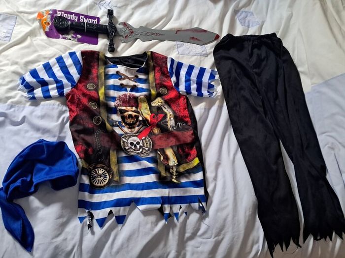 boys pirate outfit 7-8 yrs