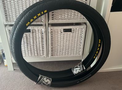 29" Maxxis Hookworm Tyres