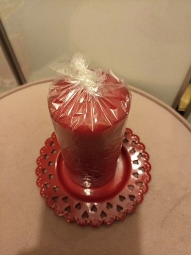 Red pillar candle & plate