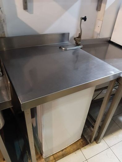 Stainless steel catering prep table