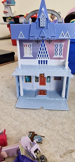 Disney Frozen 2 Pop Adventures Arendelle Castle Playset with Sven Figure & Key