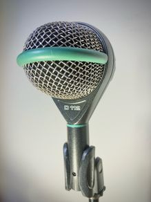 Akg D122