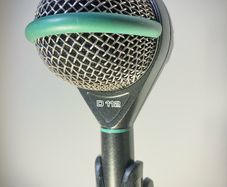 Akg D122