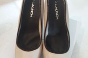 BRAND NEW Cream/Nude shoes. Size 7.