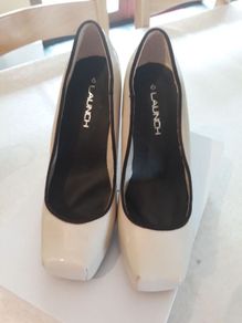 BRAND NEW Cream/Nude shoes. Size 7.