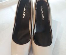 BRAND NEW Cream/Nude shoes. Size 7.
